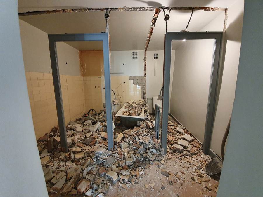 Démolition salle de bain et WC étage maison de village — réunion des deux pièces