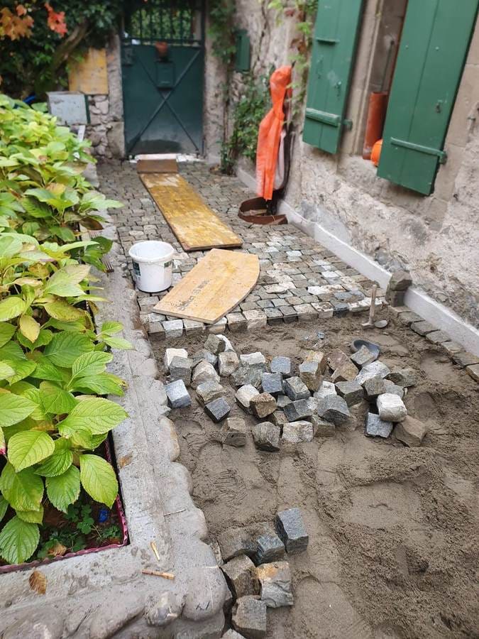 Pavage extérieur en cours — granit, cour maison de village Genève