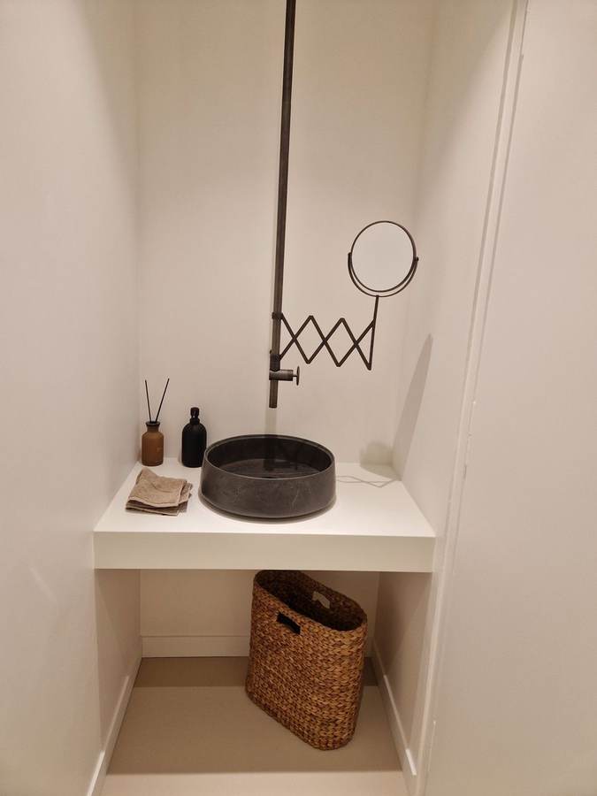 WC visiteur maison de village — vasque pierre noire, robinetterie ancienne