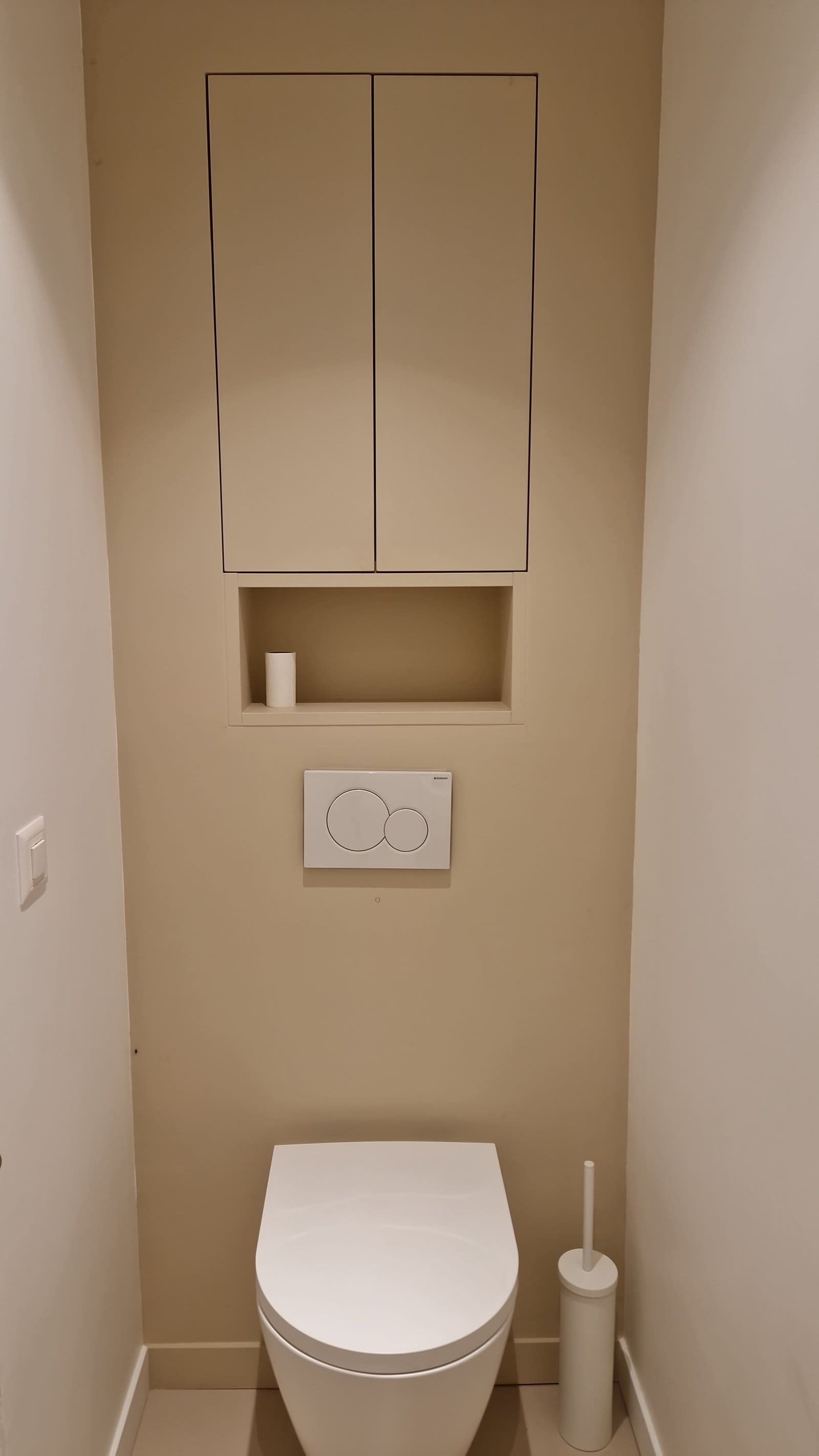 WC visiteur maison de village — WC suspendu, meuble sur mesure, niche intégrée