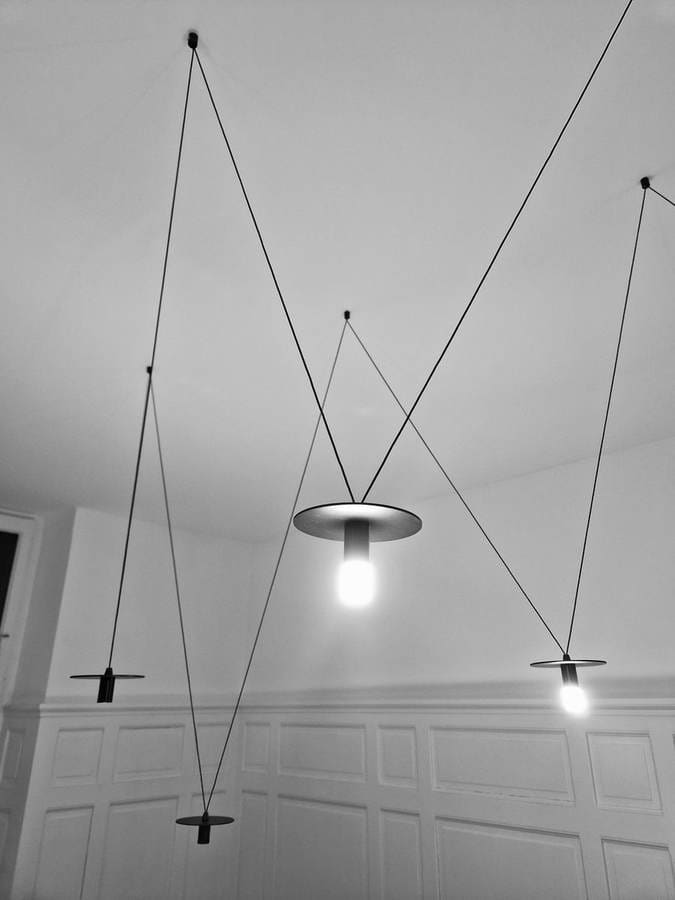 Luminaires suspendus sur fil maison de village
