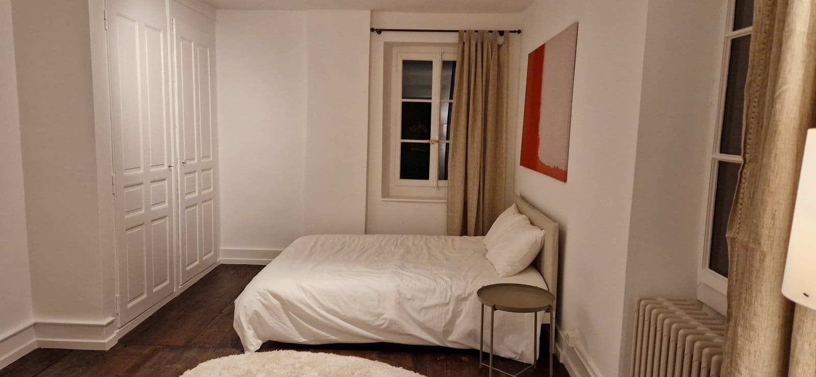 Chambre maison de village — armoires encastrées sur mesure, planchers d'origine, tableau abstrait