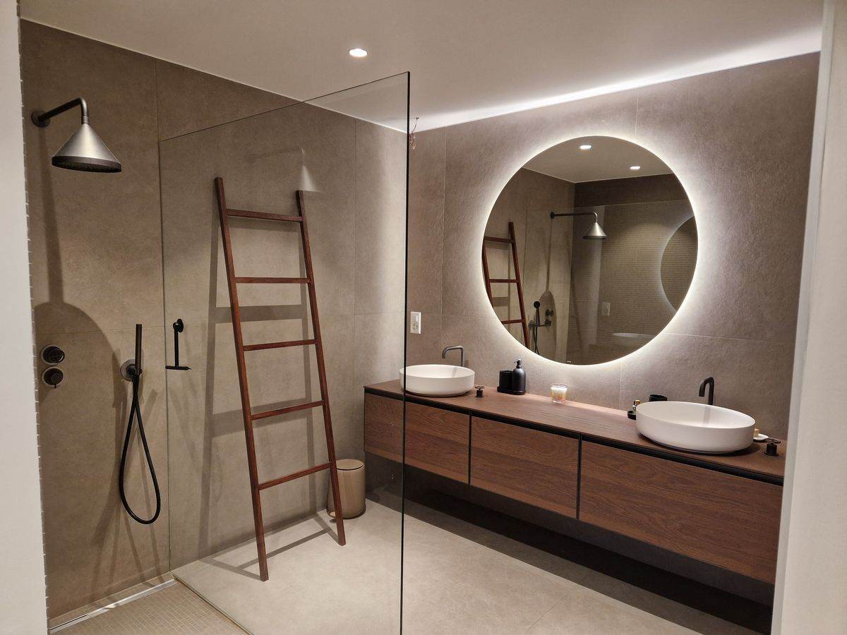 Salle de bain maison de village — céramique 120x120 aspect cuir, douche, meuble noyer
